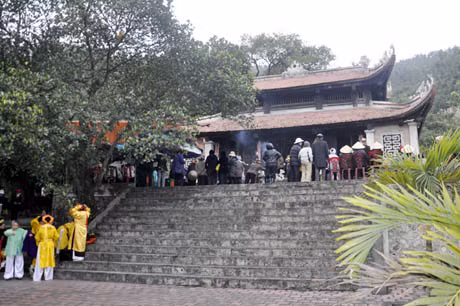 Chùa Non Đông là di tích lịch sử cách mạng của khu Mỏ được đầu tư tôn tạo khang trang những năm gần đây nhờ nguồn xã hội hoá.