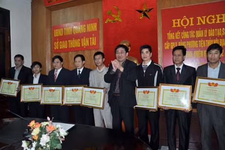 Lãnh đạo Sở GTVT tặng giấy khen cho các tập thể và cá nhân có thành tích xuất sắc trong công tác quản lý đào tạo sát hạch, cấp giấy phép lái xe cơ giới đường bộ, bằng phương tiện thuỷ nội địa năm 2011.