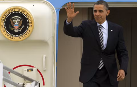 Obama và chuyên cơ của tổng thống Mỹ. Ảnh: AP