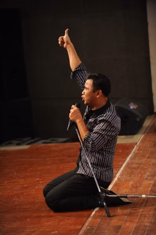 MC Quyền Linh hào hứng trước một tiết mục của thí sinh tại sân chơi Vietnams Got Talent