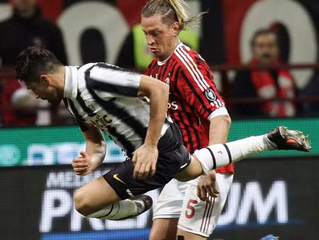 Mexes và Borriello (áo trắng đen) từng là đồng đội ở Roma mùa trước. Ảnh: Il Giornale.