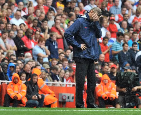 Wenger đang bất lực trong việc giúp Arsenal đua tranh các danh hiệu. Ảnh: AFP.