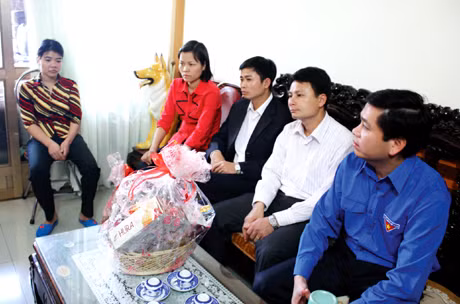 Huyện Đoàn Đông Triều thường xuyên tổ chức thăm hỏi, tặng quà gia đình chính sách trên địa bàn.