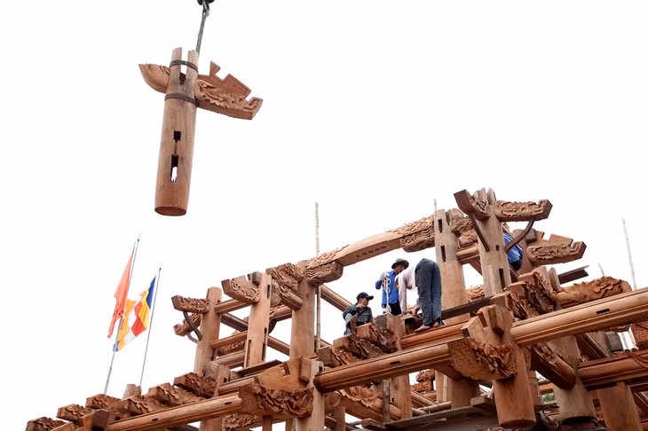 Với 76 trụ gỗ lim đỡ vòm chùa