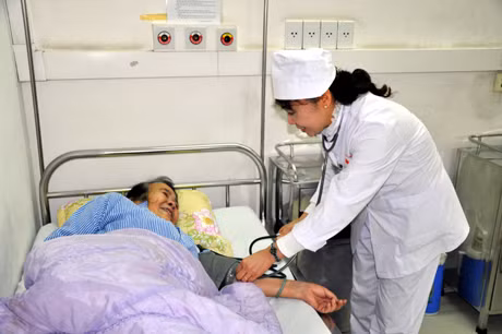 Bác sỹ Thu Phương khám bệnh cho bệnh nhân. Ảnh: Minh Hà