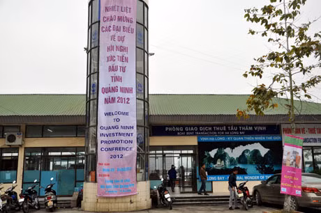 Một băng rôn lớn chào mừng được treo tại cảng tàu du lịch Bãi Cháy.
