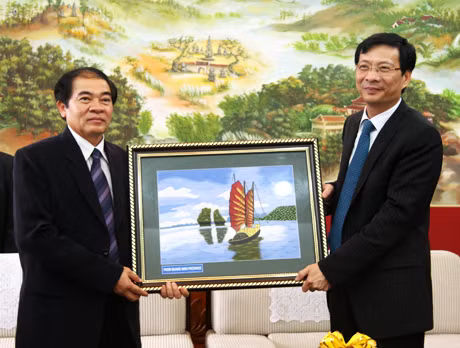 Chủ tịch UBND tỉnh Quảng Ninh tặng quà lưu niệm cho đại diện nước Cộng hoà DCND Lào