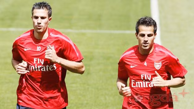Van Persie (trái) có theo chân người bạn thân sang Barca?