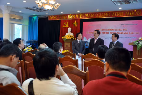 lãnh đạo Ban Quản lý Khu kinh tế tỉnhthông tin đến các doanh nghiệp về quy hoạch phát triển khu công nghiệp trên địa bàn tỉnh