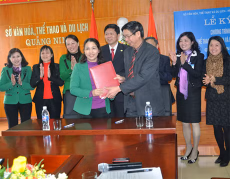 Lãnh đạo hai đơn vị ký kết chương trình phối hợp giai đoạn 2012-2016.