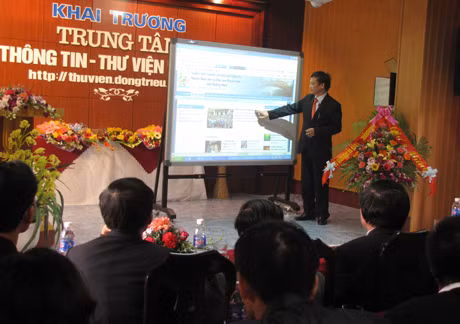 Nhà giáo ưu tú Lưu Xuân Giới, Trưởng Phòng GD ĐT huyện Đông Triều giới thiệu các chức năng của Trung tâm thư viện