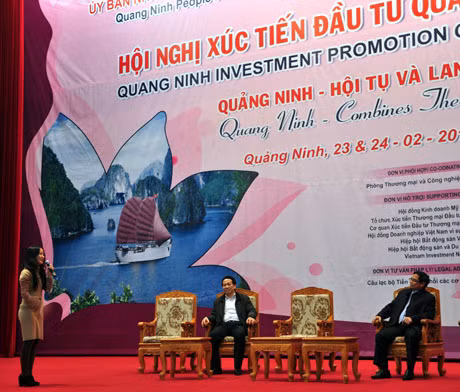 Đồng chí Pham Minh Chính, Bí thư Tỉnh ủy và Đồng chí Nguyễn Văn Thành, Phó chủ tịch UBND tỉnh trong một tiết mục tại buổi lễ tổng duyệt.