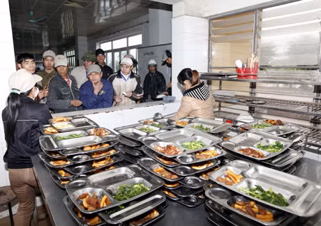 Nhà ăn khang trang phục vụ trên 500 công nhân cùng một lúc.