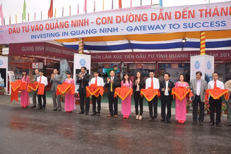 Các đại biểu cắt băng khai trương triển lãm.