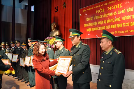Đồng chí Vũ Thị Thu Thuỷ, Phó Chủ tịch UBND tỉnh trao bằng khen của UBND tỉnh cho các tập thể, cá nhân có thành tích xuất sắc trong năm 2011.
