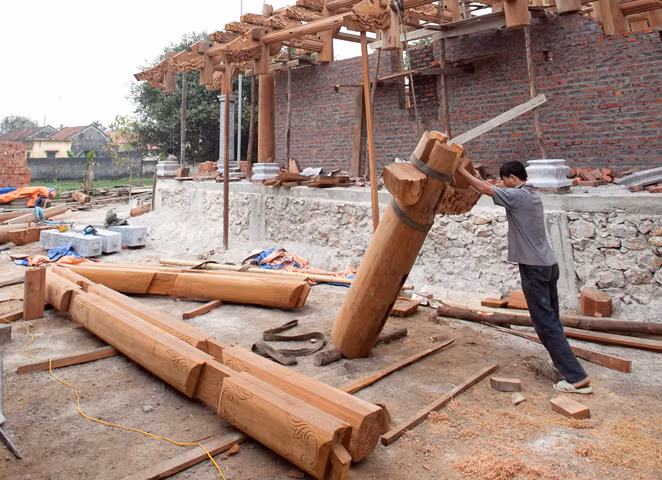 Với 76 trụ gỗ lim đỡ vòm chùa