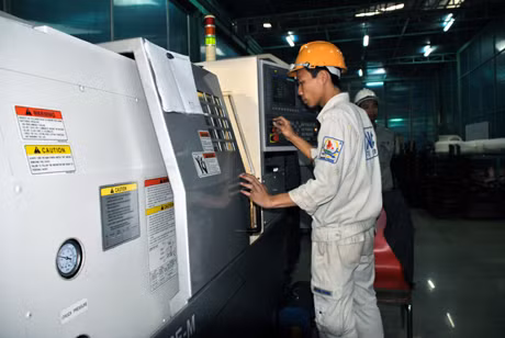 Vận hành thiết bị hiện đại trong chế tạo tại Nhà máy Cơ khí nâng hạ Quang Trung (Uông Bí).