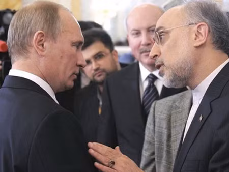 Thủ tướng Nga Vladimir Putin (trái) trong một cuộc gặp Bộ trưởng ngoại giao Iran Ali Akbar Salehi - Ảnh: Reuters.
