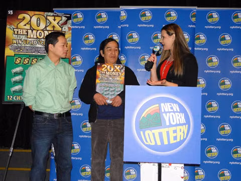 Hung Tran (giữa) trong lễ trao giải tại công ty xổ số New York ngày 14/2. Ảnh: Romeobserver