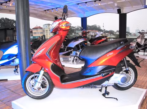Fly 2012 có hai phiên bản động cơ 125 và 150 cc, giá bán tương ứng 43,9 và 52,5 triệu đồng
