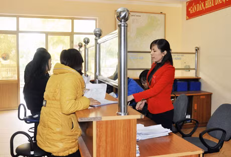 Người dân đến làm việc tại bộ phận “Một cửa” ở UBND Thị trấn Trới (Hoành Bồ). Ảnh: Đức Hiếu