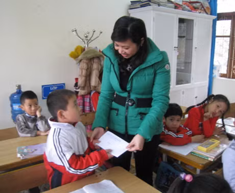 Cô Đỗ Thị Liễu, Hiệu Trưởng nhà trường trao quà cho Hải.
