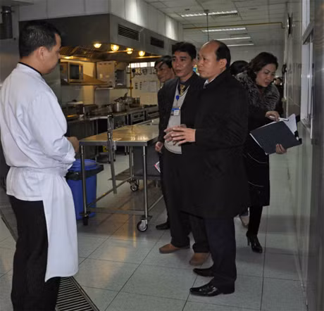 Đoàn công tác của Sở Y tế kiểm tra vệ sinh an toàn thực phẩm tại bếp ăn của khách sạn Novotel, phường Bãi Cháy (Hạ Long).