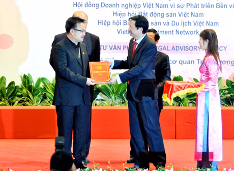 Chủ tịch UBND tỉnh Nguyễn Văn Đọc trao giấy phép đầu tư Dự án khu biệt thự Lam Ngọc cho Tập đoàn Tuần Châu.
