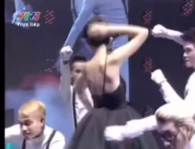 Trà My và 4 người vũ công của mình như trong ảnh