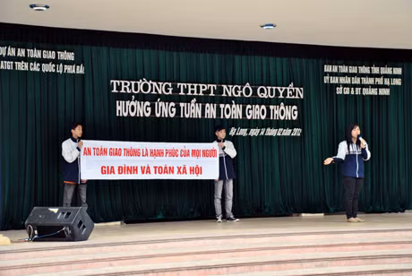 Học sinh Trường THPT Ngô Quyền (TP Hạ Long) thi thuyết trình về ATGT với chủ đề “ATGT là hạnh phúc của mọi người”.