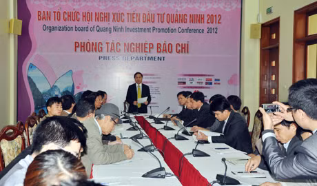 Đồng chí Đặng Huy Hậu, Phó Chủ tịch UBND tỉnh phát biểu tại buổi họp báo.