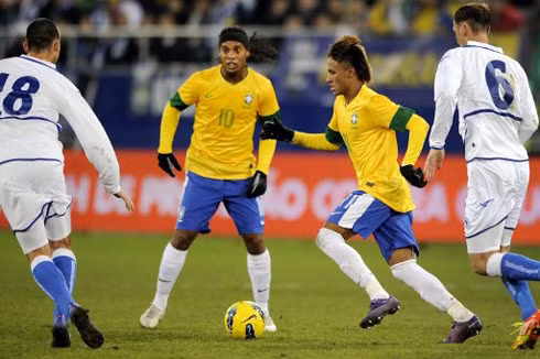 Ronaldinho không truyền được cảm hứng cần thiết để đàn em Neymar tỏa sáng. Ảnh: AFP.