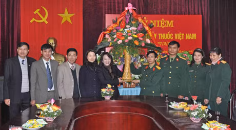 Đồng chí Vũ Thị Thu Thuỷ, Phó Chủ tịch UBND tỉnh tặng hoa chúc mừng Trung tâm Quân Y thuộc Bộ Chỉ huy Quân sự tỉnh.