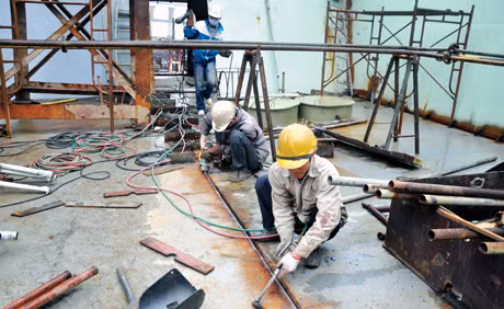 Công nhân Công ty Đóng tàu Hạ Long thi công ghép tổng đoạn tàu 53.000 tấn. Ảnh: THÁI CẢNH