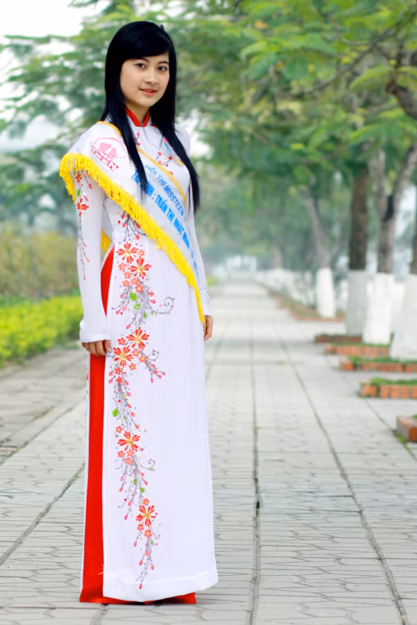 Trần Thị Nhật Minh (SBD: 065) SN 13-11-1996, Học sinh Trường THPT Chuyên Hạ Long, TP Hạ Long.