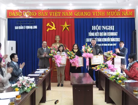 Lãnh đạo Ban Quản lý Vịnh Hạ Long trao tặng giấy khen cho tổ chức, cá nhân có thành tích xuất sắc.