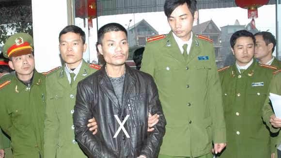 Công an tỉnh Hải Dương thực hiện lệnh khám xét trụ sở làm việc của Luận “sẻ” (dấu X)