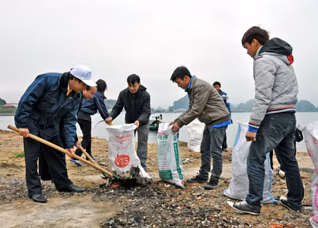 Thu gom rác thải ven bờ Vịnh Hạ Long.