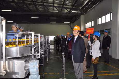 Các đại biểu thăm phân xưởng đóng gói sản phẩm tại Nhà máy sản xuất dầu thực vật Cái Lân.