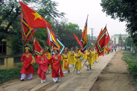Nhân dân tưng bừng rước lễ vào chùa khai hội.
