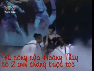 Rõ ràng vũ công của Hoàng Thùy trong đêm Chung kết là những người khác biệt với vũ công của Trà My vì có hai người cột tóc.