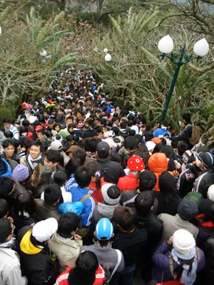 Khách trảy hội Yên Tử những ngày đầu năm 2012 rất đông, nhưng luôn đảm bảo an toàn, trật tự.