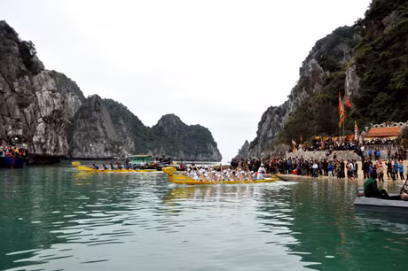 Đua chải là hoạt động nổi bật, xuyên suốt của lễ hội đền Bà Men.