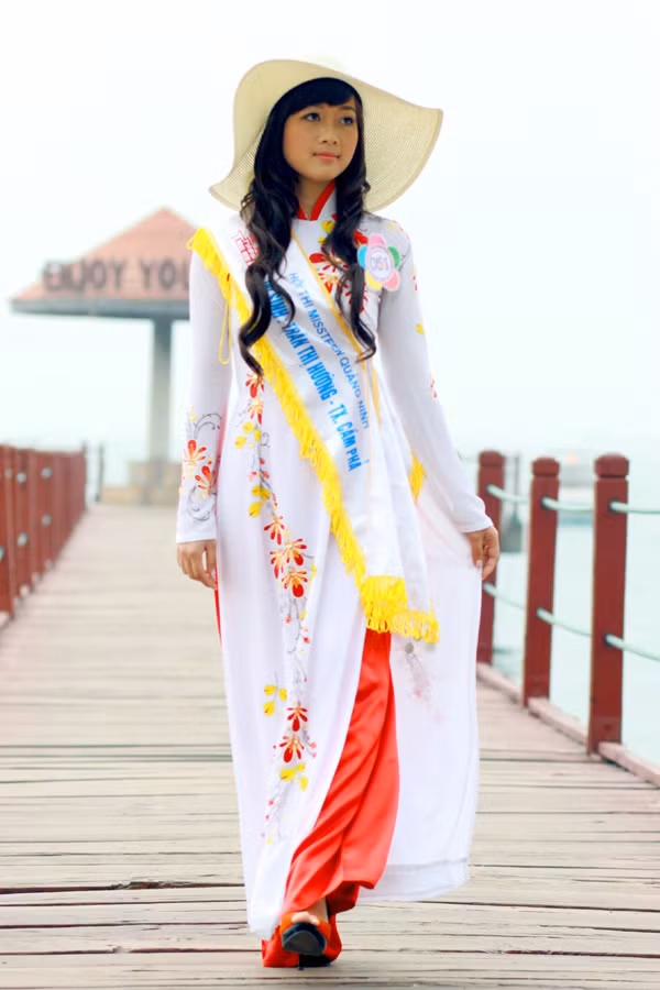 Trần Thị Hường (SBD: 051) SN 7-4-1994, Học sinh Trường THPT Lương Thế Vinh, TX Cẩm Phả.