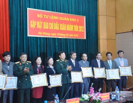 Lãnh đạo Quân khu 3 tặng bằng khen cho những tập thể, cá nhân có thành tích xuất sắc trong thông tin, tuyên truyền về công tác quân sự-quốc phòng địa phương năm 2011.