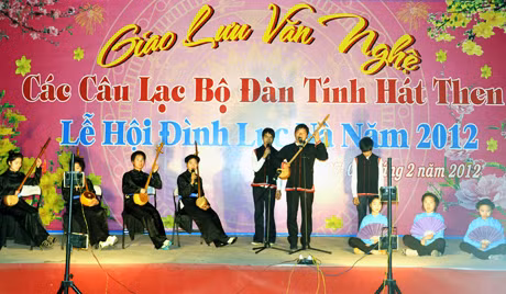 Các thành viên CLB Giai điệu quê hương biểu diễn tại lễ hội đình Lục Nà năm 2012.