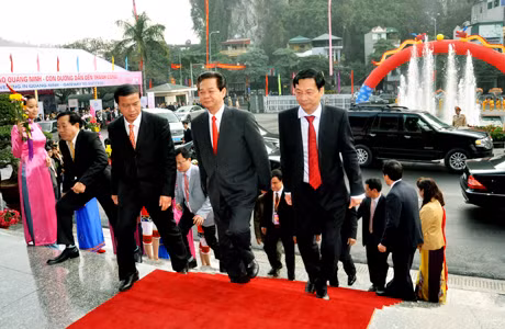 Chủ tịch UBND tỉnh Nguyễn Văn Đọc đón Thủ tướng Chính phủ Nguyễn Tấn Dũng tham dự Hội nghị Xúc tiến đầu tư tỉnh Quảng Ninh 2012.