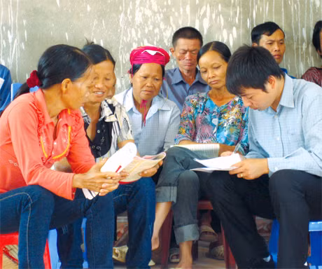 Ngoài việc tổ chức các buổi tuyên truyền chung, cán bộ trợ giúp pháp lý của Trung tâm trợ giúp pháp lý tỉnh trực tiếp gặp gỡ người dân để trao đổi, giải đáp khúc mắc về pháp luật cho bà con.