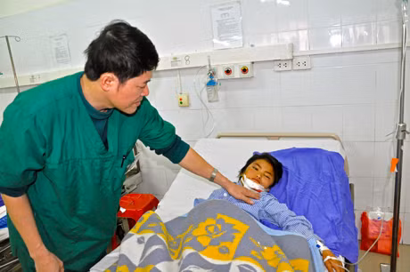 Bác sĩ Trần Ngọc San, Trưởng khoa Hồi sức cấp cứu kiểm tra tình trạng của bé Linh sau phẫu thuật.
