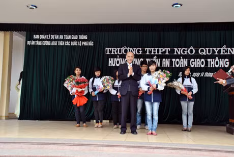 Ông Takao Inami, Giám đốc Dự án Tăng cường ATGT trên các quốc lộ phía bắc Việt Nam (Jica - Nhật Bản) trao phần thưởng cho những học sinh có phần hùng biện hay, hấp dẫn.